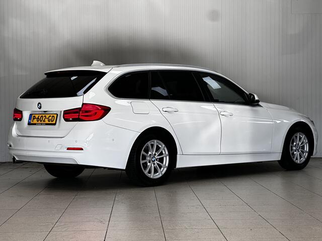 BMW 3-SERIE Touring 318i High Executive/ Facelift!/ LED Koplampen/ Stoelverw./ Keyless-GO/ Extra getint glas/ Camera/ PDC V+A/ Elek. Kofferklep/ Navi/ Bluetooth/ Multi. Stuur/ LED Mistl./ Dakrails/ Chroom.