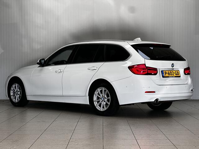 BMW 3-SERIE Touring 318i High Executive/ Facelift!/ LED Koplampen/ Stoelverw./ Keyless-GO/ Extra getint glas/ Camera/ PDC V+A/ Elek. Kofferklep/ Navi/ Bluetooth/ Multi. Stuur/ LED Mistl./ Dakrails/ Chroom.