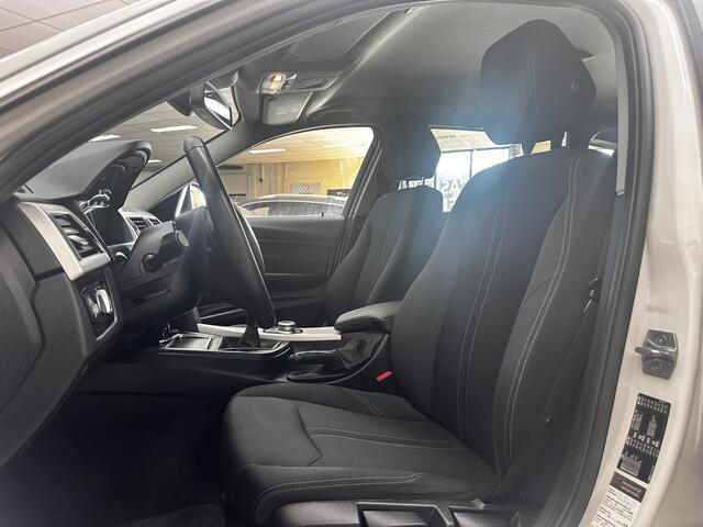 BMW 3-SERIE Touring 318i High Executive/ Facelift!/ LED Koplampen/ Stoelverw./ Keyless-GO/ Extra getint glas/ Camera/ PDC V+A/ Elek. Kofferklep/ Navi/ Bluetooth/ Multi. Stuur/ LED Mistl./ Dakrails/ Chroom.