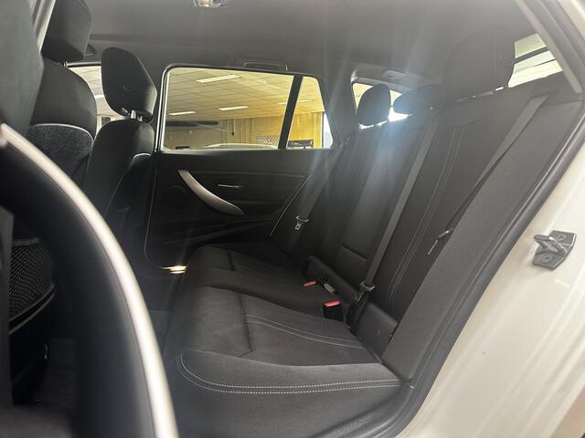 BMW 3-SERIE Touring 318i High Executive/ Facelift!/ LED Koplampen/ Stoelverw./ Keyless-GO/ Extra getint glas/ Camera/ PDC V+A/ Elek. Kofferklep/ Navi/ Bluetooth/ Multi. Stuur/ LED Mistl./ Dakrails/ Chroom.