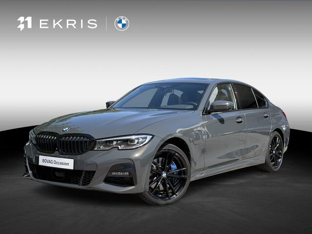 BMW 3-SERIE Sedan 330e High Executive | Model M Sport | Elektrisch glazen schuif-/kanteldak | Harman Kardon Surround Sound Systeem | Driving Assistant Professional | BMW Head-Up Display