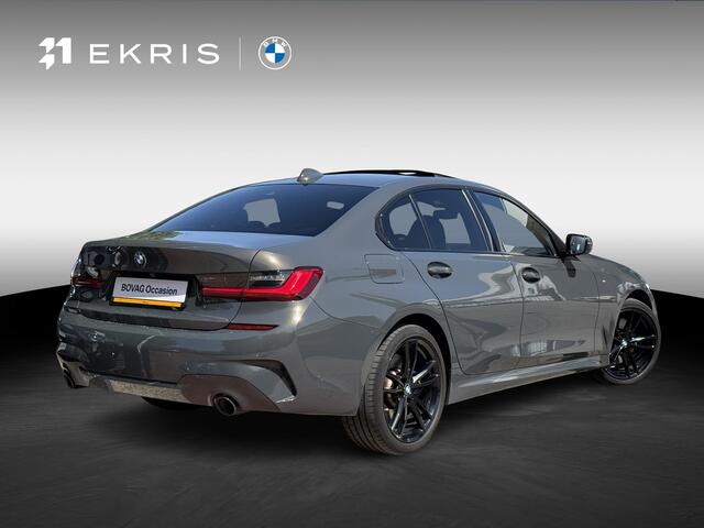 BMW 3-SERIE Sedan 330e High Executive | Model M Sport | Elektrisch glazen schuif-/kanteldak | Harman Kardon Surround Sound Systeem | Driving Assistant Professional | BMW Head-Up Display