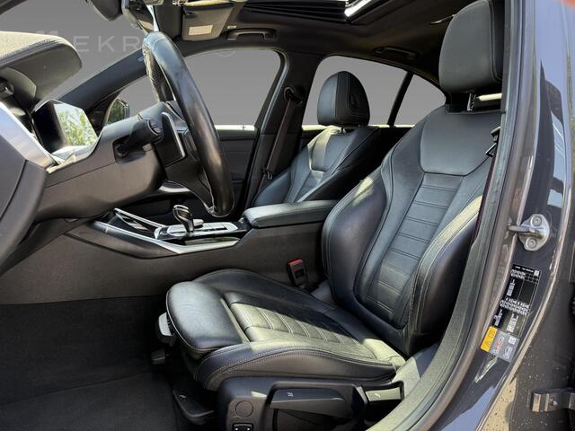 BMW 3-SERIE Sedan 330e High Executive | Model M Sport | Elektrisch glazen schuif-/kanteldak | Harman Kardon Surround Sound Systeem | Driving Assistant Professional | BMW Head-Up Display
