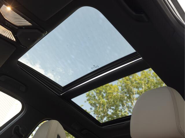 BMW 3-SERIE Touring 330e xDrive M-Sport - Pano - Driving Ass Prof - Trekhaak - Head-up