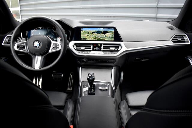 BMW 3-SERIE 330e M Sport Individual | 1e Eigenaar | 19'' Wielen | Lederen Bekleding | CarPlay | Audio Media Pack |