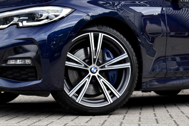 BMW 3-SERIE 330e M Sport Individual | 1e Eigenaar | 19'' Wielen | Lederen Bekleding | CarPlay | Audio Media Pack |