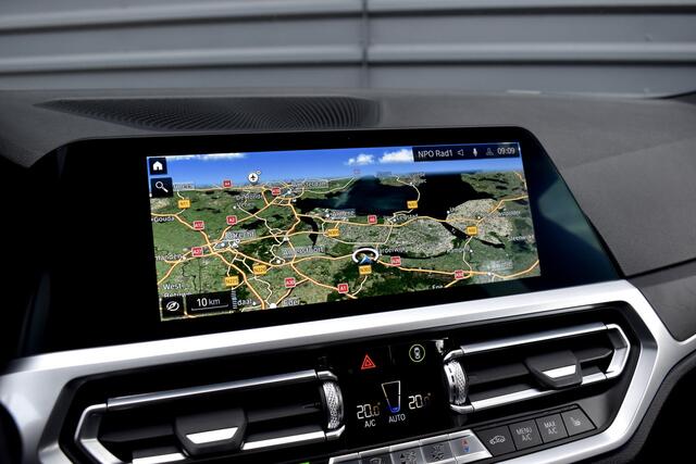 BMW 3-SERIE 330e M Sport Individual | 1e Eigenaar | 19'' Wielen | Lederen Bekleding | CarPlay | Audio Media Pack |