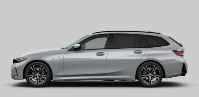 BMW 3-SERIE Touring 330e xDrive M Sport - Active Cruise Control - Getinte ruiten - Zonneschermen achter - Elektrisch verstelbare/verwarnbare voorstoelen - Parking Assistant Plus - Adaptieve LED koplampen -