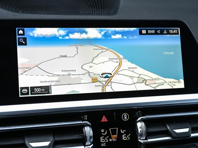 BMW 3-SERIE Touring 330e High Executive | M-Sport | Panoramadak | Hifi | ACC | Stoelverwarming | Ambienteverlichting | Keyless | PDC V+A