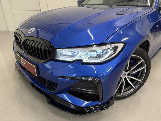 BMW 3-SERIE Touring 330e M-Sport PERFORMANCE BODYKIT PANO/HEAD-UP/H&K/MEMORY/LASER/ACC/360CAMERA/KEYLESS/18"/PRIVACY/PORTIMAO-BLUE METALLIC/VOLLEDIGE OH HISTORIE,NET OH BEURT GEHAD!!