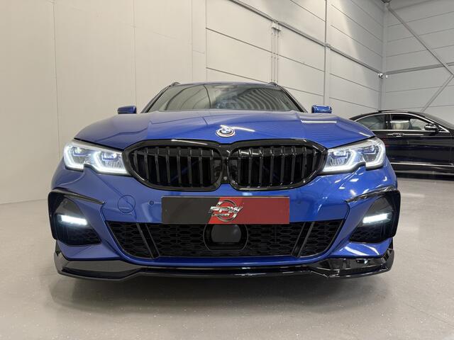 BMW 3-SERIE Touring 330e M-Sport PERFORMANCE BODYKIT PANO/HEAD-UP/H&K/MEMORY/LASER/ACC/360CAMERA/KEYLESS/18"/PRIVACY/PORTIMAO-BLUE METALLIC/VOLLEDIGE OH HISTORIE,NET OH BEURT GEHAD!!