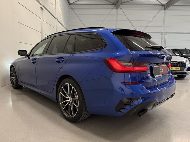 BMW 3-SERIE Touring 330e M-Sport PERFORMANCE BODYKIT PANO/HEAD-UP/H&K/MEMORY/LASER/ACC/360CAMERA/KEYLESS/18"/PRIVACY/PORTIMAO-BLUE METALLIC/VOLLEDIGE OH HISTORIE,NET OH BEURT GEHAD!!