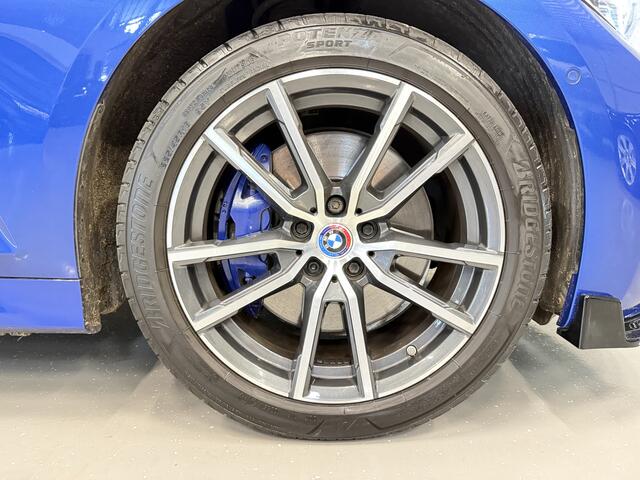 BMW 3-SERIE Touring 330e M-Sport PERFORMANCE BODYKIT PANO/HEAD-UP/H&K/MEMORY/LASER/ACC/360CAMERA/KEYLESS/18"/PRIVACY/PORTIMAO-BLUE METALLIC/VOLLEDIGE OH HISTORIE,NET OH BEURT GEHAD!!