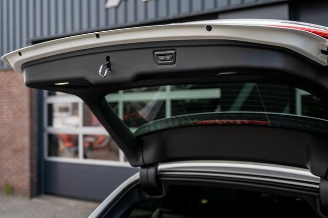 BMW 3-SERIE Touring 330e xDrive M-Sport | Panorama | Harman/Kardon | Memory | Trekhaak | Parking Ass. Plus | 19' Inch |