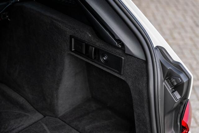 BMW 3-SERIE Touring 330e xDrive M-Sport | Panorama | Harman/Kardon | Memory | Trekhaak | Parking Ass. Plus | 19' Inch |