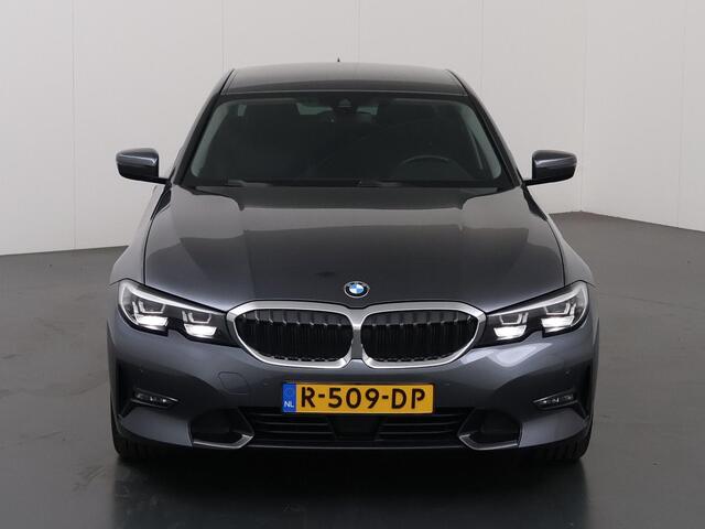 BMW 3-SERIE 330e Sport Line | Cruise Control Adaptief | Sportstoelen | Parkeercamera | Stoelverwarming | Navigatie |