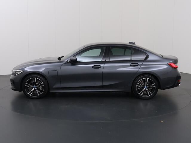 BMW 3-SERIE 330e Sport Line | Cruise Control Adaptief | Sportstoelen | Parkeercamera | Stoelverwarming | Navigatie |