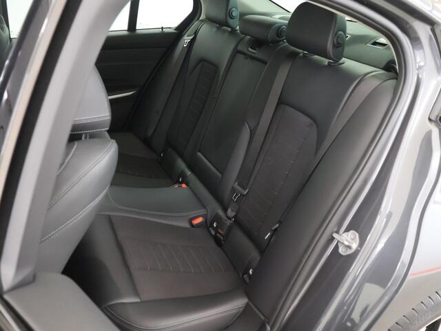 BMW 3-SERIE 330e Sport Line | Cruise Control Adaptief | Sportstoelen | Parkeercamera | Stoelverwarming | Navigatie |