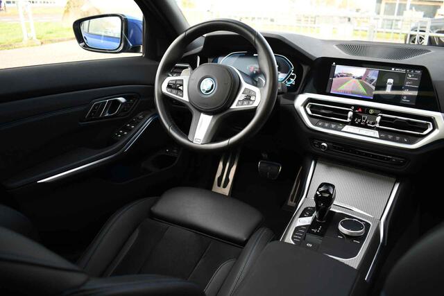 BMW 3-SERIE Touring 330e xDrive M-Sport Pano Trekh El-zetels HUD Laser 19inch Adp-onderstel