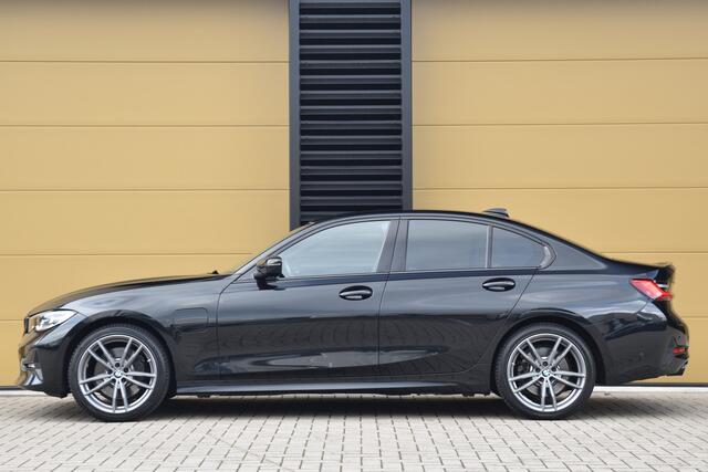 BMW 3-SERIE 330e eDrive Edition * Sportstoelen * Hifi Proffesional * Achteruitrijcamera * 19 inch Velgen *