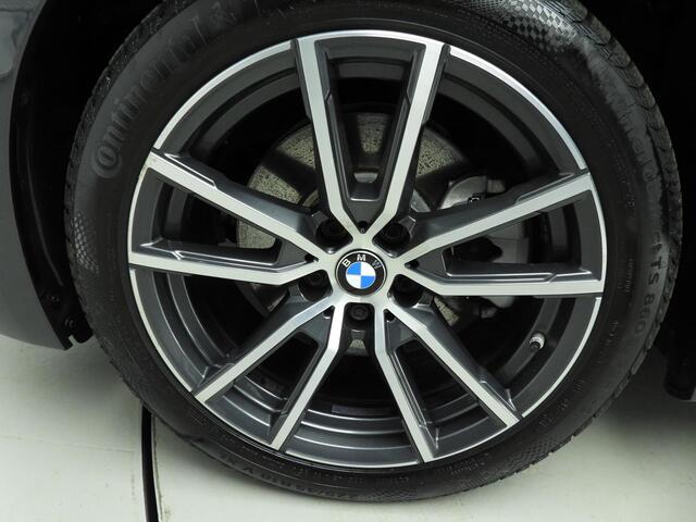 BMW 3-SERIE Sedan 320e | Laserlicht | Leder | Navigatie | Active cruise | Trekhaak | Sportstoelen | Stoelverwarming | DAB | Hifi speakers | Alu 18 inch