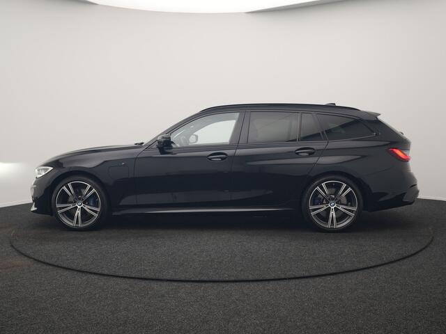 BMW 3-SERIE Touring 330e M Sport PHEV 293pk Dealer O.H. | Trekhaak Af Fabriek | Adaptive Cruise | Head Up | 360 Camera | Adaptief Onderstel | Alcantara Sportstoelen & Stuur Verwarmd | Laser LED | Sfeerverlichting | Keyless | Blis | Apple Carplay | Plug In Hybrid |