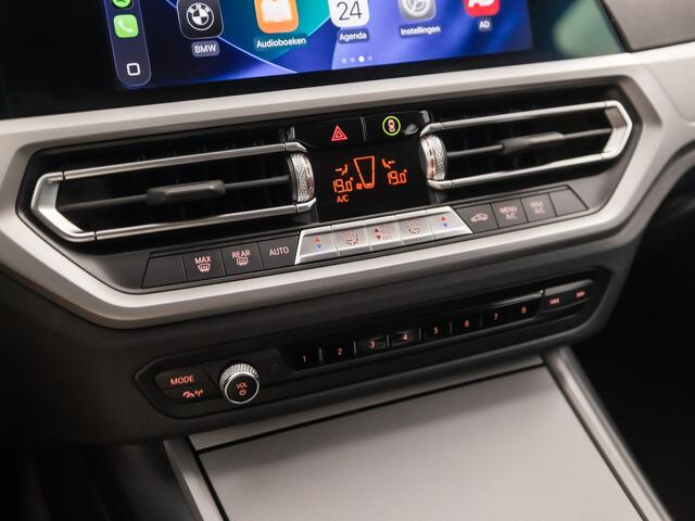 BMW 3-SERIE Touring 320e High Executive 204Pk Automaat (APPLE CARPLAY, DEALER ONDERHOUDEN, GROOT NAVI, CAMERA, LEDER, SPORTSTOELEN, GETINT GLAS, ELEK ACHTERKLEP, NIEUWSTAAT)
