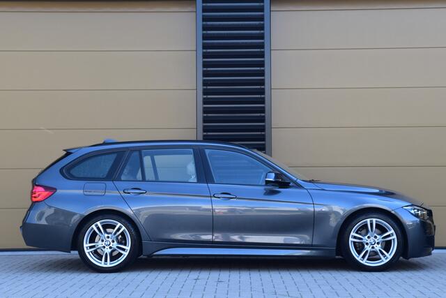 BMW 3-SERIE Touring 318i M Sport Corporate Lease * M-Pakket * Achteruitrijcamera * Trekhaak * Lichtpakket *