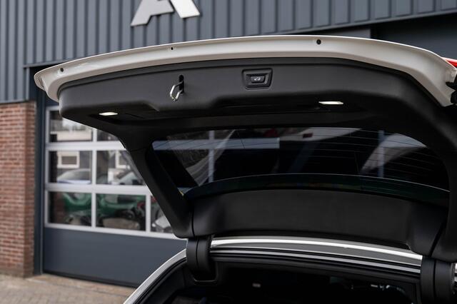 BMW 3-SERIE 330 330i Touring M Sport | ACC | Maxton | 19' Inch | Stoelverwarming | M Sportremmen |