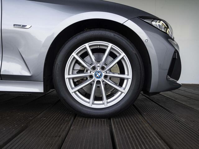 BMW 3-SERIE Touring 320e | Entertainment Pack | Comfort Pack | 17 inch | Comfort Access | Elektrisch verstelbare stoelen | Sportstoelen | HiFi | Stoelverwarming