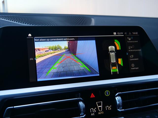 BMW 3-SERIE Touring 330e xDrive High Executive 292 Pk Automaat Navi / DAB / Apple Carplay / Leer / M-pakket / Pano-dak