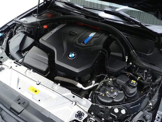 BMW 3-SERIE Touring 320e Shadow Line | Camera | Trekhaak | Leder/Stof | DAB | LED | Cruise | Carplay