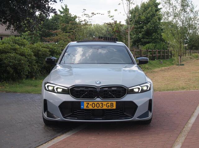 BMW 3-SERIE 330e | Iconic Glow Nieren | M-Pakket | Panoramadak | Trekhaak | 360 Camera | Sfeerverlichting | Harman Kardon |