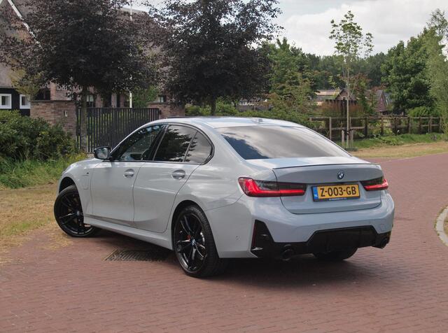 BMW 3-SERIE 330e | Iconic Glow Nieren | M-Pakket | Panoramadak | Trekhaak | 360 Camera | Sfeerverlichting | Harman Kardon |