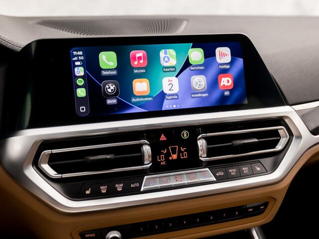 BMW 3-SERIE 320e Sport 204Pk Automaat (APPLE CARPLAY, GROOT NAVI, DEALER ONDERHOUDEN, BRUIN LEDER, GETINT GLAS, CAMERA, ELEK ACHTERKLEP, SPORTSTOELEN, STOELVERWARMING, TREKHAAK, ADAPTIVE CRUISE, NIEUWSTAAT)