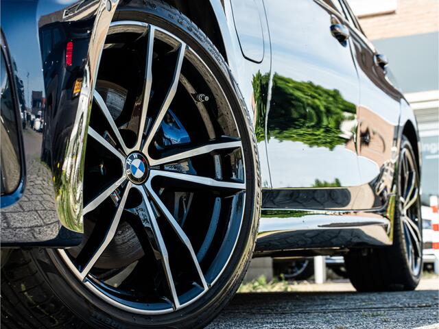 BMW 3-SERIE Touring 330e xDrive High Exe M-Sport PANO LASER HARMAN KARDON HUD CAMERA 19 INCH BOMVOL!!