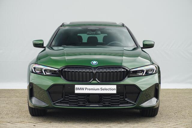 BMW 3-SERIE Touring 330e | M Sportpakket Pro | Panoramadak | Harman Kardon | Driving Assistant Professional | M Sportstoelen