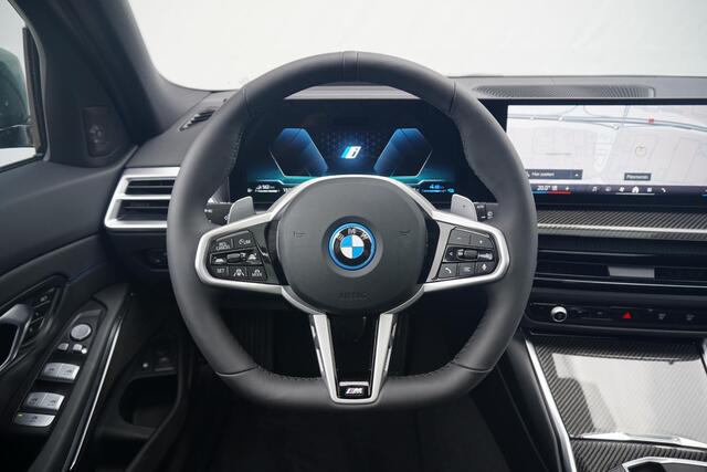 BMW 3-SERIE Touring 330e | M Sportpakket Pro | Panoramadak | Harman Kardon | Driving Assistant Professional | M Sportstoelen
