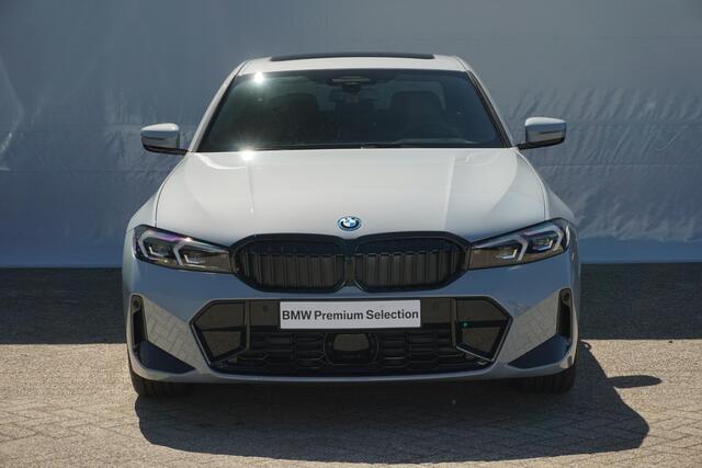 BMW 3-SERIE Sedan 330e | M Sportpakket Pro | Schuif-/kanteldak | Harman Kardon | Driving Assistant Professional