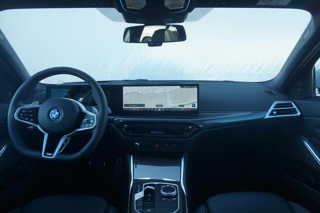BMW 3-SERIE Sedan 330e | M Sportpakket Pro | Schuif-/kanteldak | Harman Kardon | Driving Assistant Professional