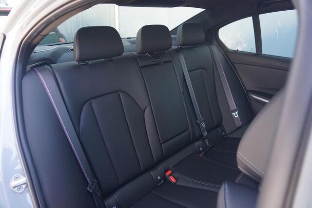 BMW 3-SERIE Sedan 330e | M Sportpakket Pro | Schuif-/kanteldak | Harman Kardon | Driving Assistant Professional