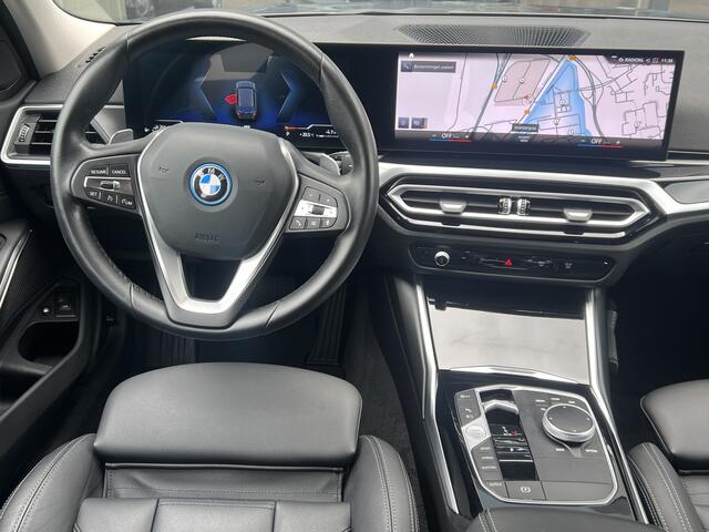 BMW 3-SERIE Touring 320e Trekhaak Leder Camera Live Cockpit Plus Widescreen Elektrische Sportstoelen Stoelverwarming Extra Getint Glas Shadow Line Hifi Apple Carplay Android Auto Plug In Hybride NL Auto 1e Eigenaar BTW