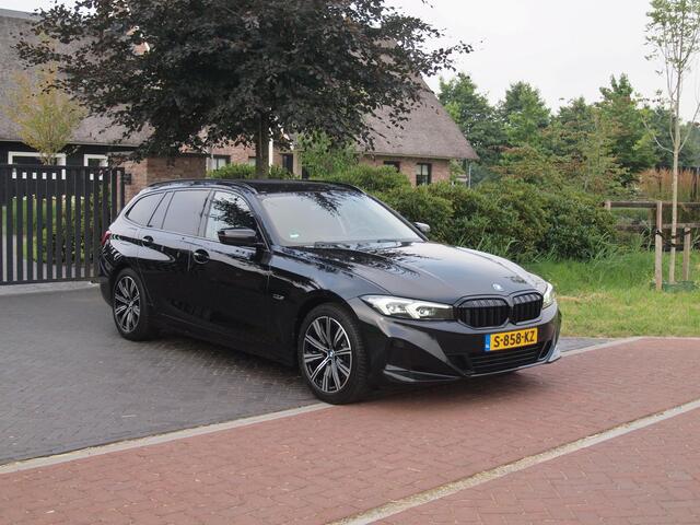 BMW 3-SERIE Touring 320e | Facelift | 19 Inch | Camera | Sfeerverlichting | Cruise Control | Leer | NL-Auto |