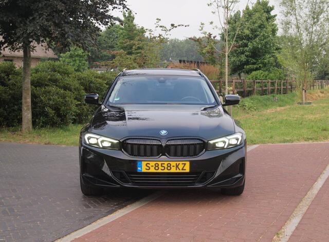 BMW 3-SERIE Touring 320e | Facelift | 19 Inch | Camera | Sfeerverlichting | Cruise Control | Leer | NL-Auto |