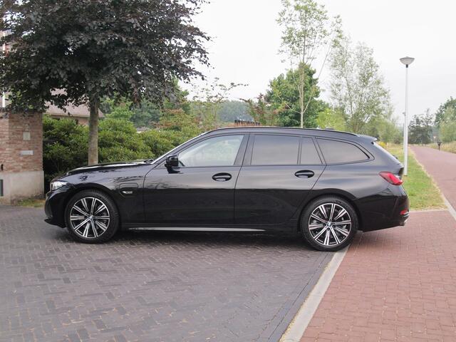 BMW 3-SERIE Touring 320e | Facelift | 19 Inch | Camera | Sfeerverlichting | Cruise Control | Leer | NL-Auto |