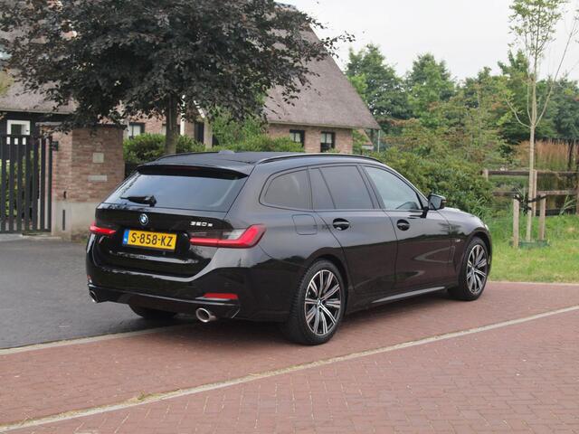 BMW 3-SERIE Touring 320e | Facelift | 19 Inch | Camera | Sfeerverlichting | Cruise Control | Leer | NL-Auto |