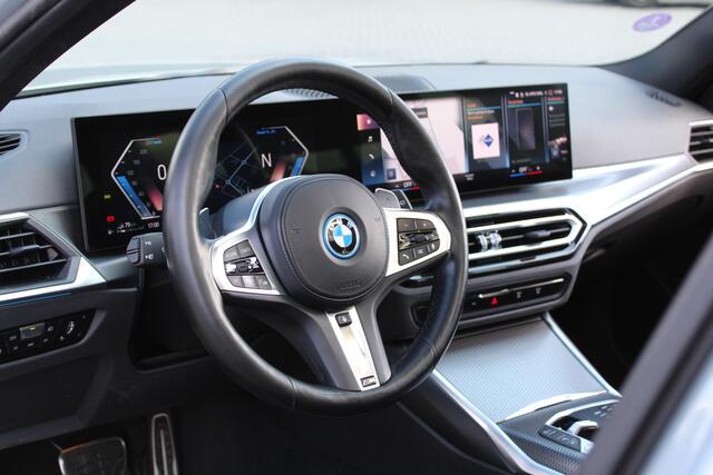 BMW 3-SERIE Touring 330e xDrive M-Sport | Panoramadak | Trekhaak
