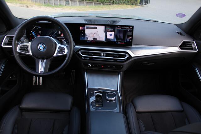 BMW 3-SERIE Touring 330e xDrive M-Sport | Panoramadak | Trekhaak