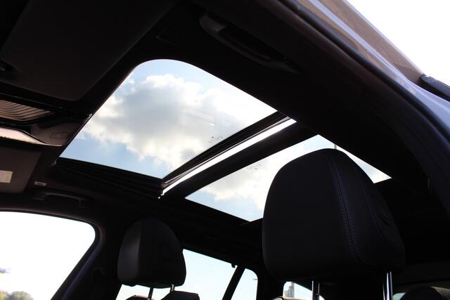BMW 3-SERIE Touring 330e xDrive M-Sport | Panoramadak | Trekhaak