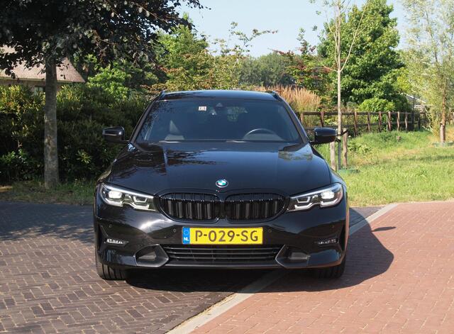 BMW 3-SERIE Touring 318i Business Edition | Black Optic | Apple Carplay | Sfeerverlichting | Parkeersensoren | NL-Auto |